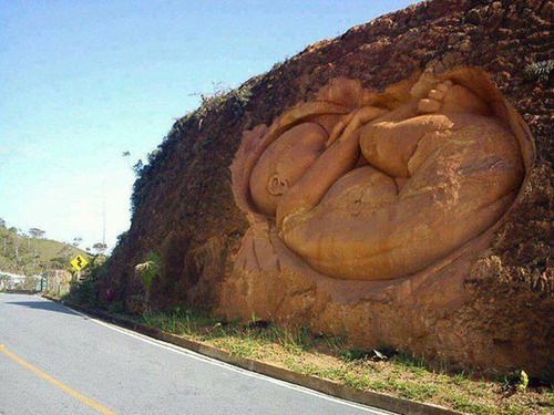 Escultura en una carretera de Colombia