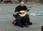 Artista callejero cantando
